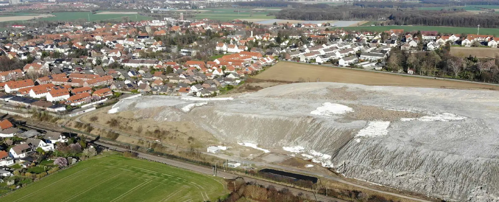 Luftbild: Wohngebiete von Ronnenberg direkt neben der Kalihalde